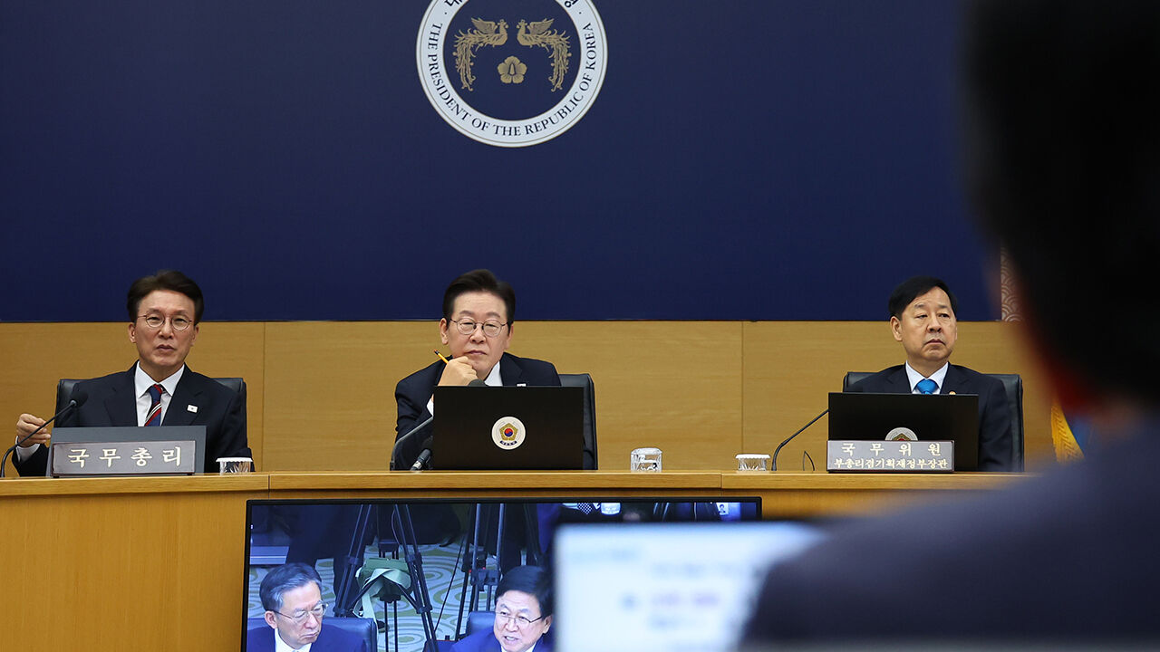 이재명 대통령이 16일 정부세종청사에서 열린 제42회 국무회의에서 최교진 사회부총리 겸 교육부 장관의 발언을 듣고 있다.