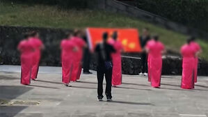 '치파오' 입고 단체로?…제주 성산일출봉서 벌어진 일