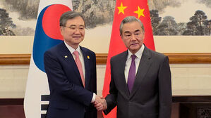 조현, 중국 왕이와 통화…"북중관계, 한반도 비핵화 기여해야"