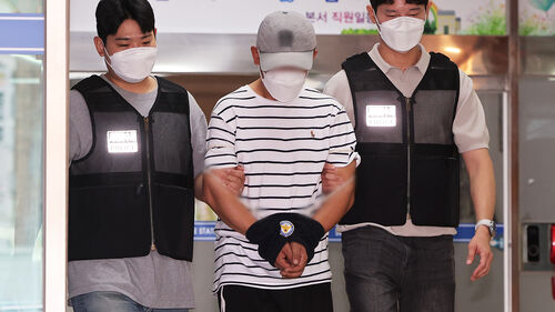 KT 무단 소액결제 사건의 피의자인 중국 국적 남성 B씨가 18일 구속 전 피의자 심문(영장실질심사)에 출석하기 위해 경기도 수원영통경찰서 유치장에서 나오고 있다.