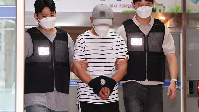 KT 무단 소액결제 사건의 피의자인 중국 국적 남성 B씨가 18일 구속 전 피의자 심문(영장실질심사)에 출석하기 위해 경기도 수원영통경찰서 유치장에서 나오고 있다.