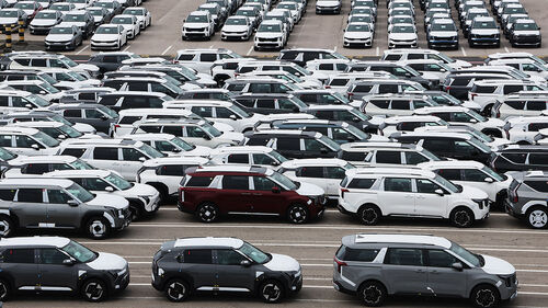 경기 평택항에 수출용 자동차가 세워져 있는 모습
