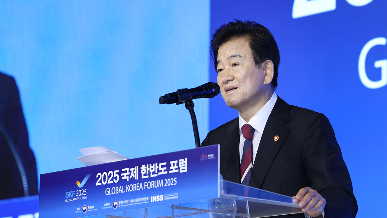 정동영 통일장관 "남북, '평화적 두 국가'로 전환해야"