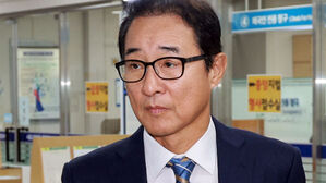 더불어민주당 2021년 전당대회 돈봉투 사건에 연루돼 1심에서 징역형의 집행유예를 받은 이성만 전 의원이 19일 서울 서초구 서울고법에서 열린 항소심 선고 공판에 출석하고 있다.