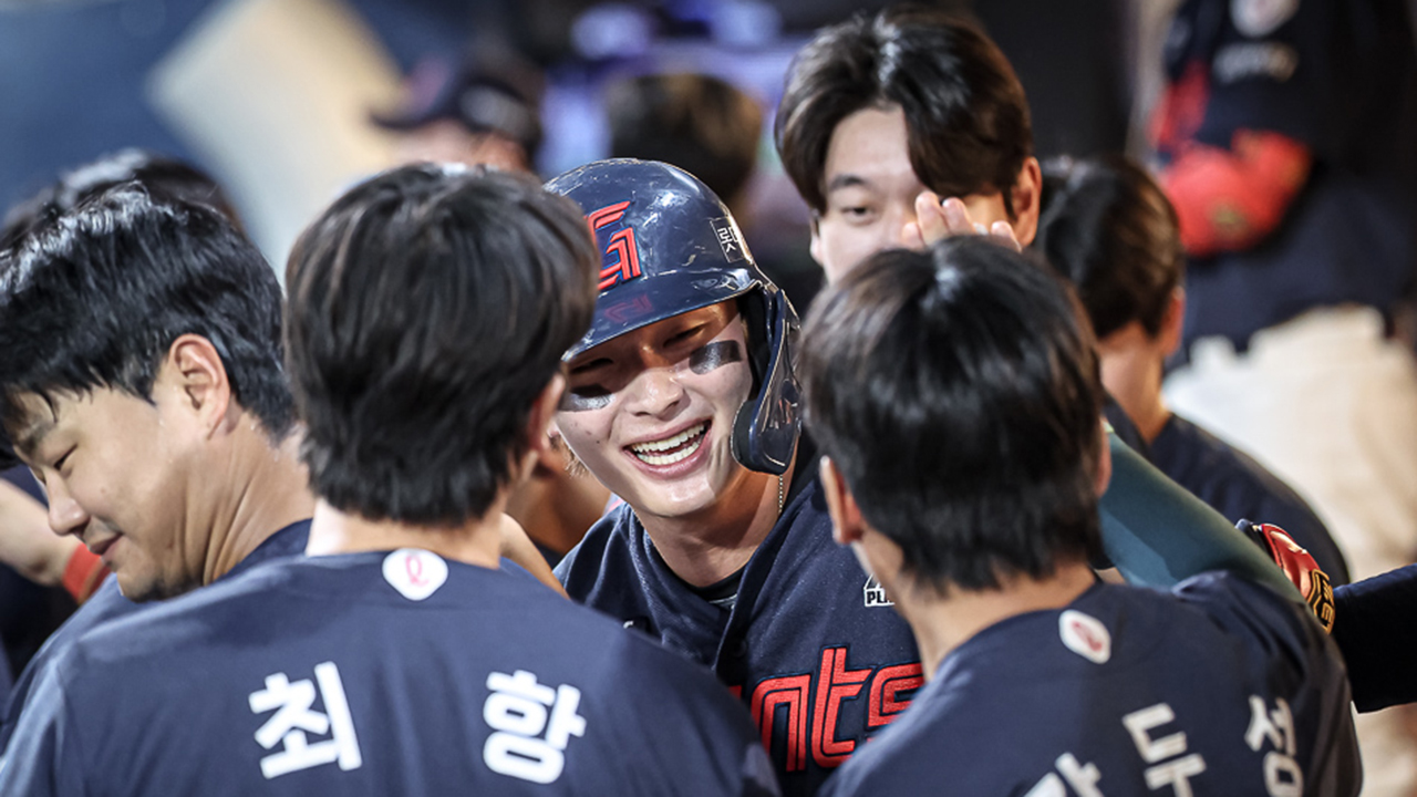 윤동희·전준우 홈런…롯데, NC 대파하고 공동 5위 도약