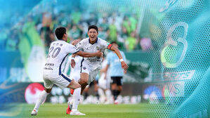 1&middot;2위 맞대결&hellip;김천, 선두 전북 격파