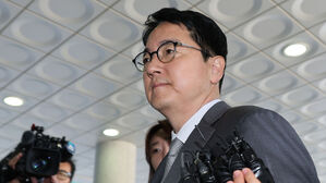 공수처, '딸 특혜 채용 의혹' 심우정 자택&middot;외교부 압수수색