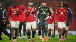 맨유, 10대10 우중 혈투 끝에 첼시 제압…10위 도약