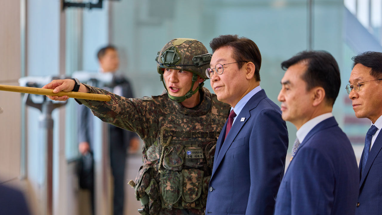 이 대통령 "외국군 없이 자주국방 불가능하단 건 굴종적 사고"