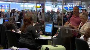 "탑승권 안 나와" 마비&hellip;수백 편 밀려 '공항 대란'