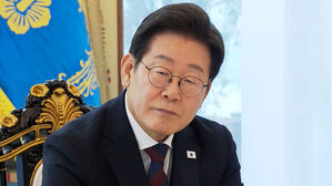 이 대통령 "관세, 조속해결&hellip;통화스와프 없이 미국 요구 수용시 금융위기"