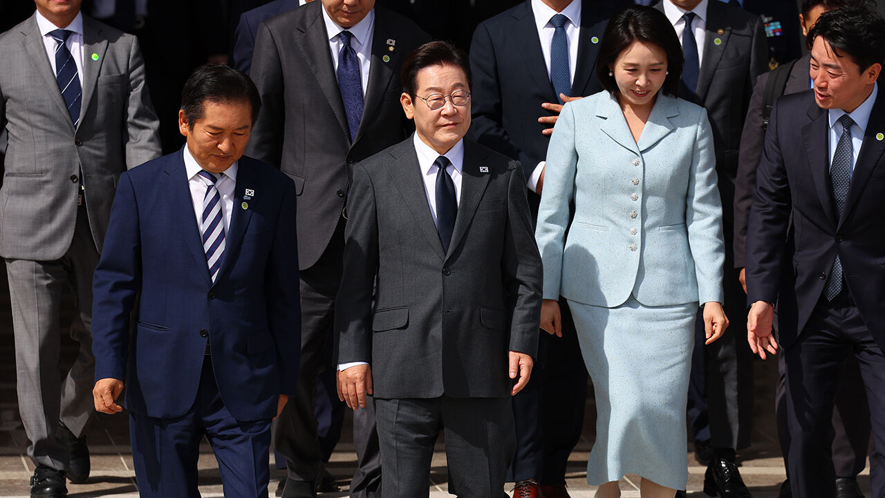 유엔총회 참석차 출국하는 이재명 대통령이 22일 성남 서울공항에서 공군 1호기로 향하며 더불어민주당 정청래 대표, 강훈식 비서실장과 대화하고 있다.