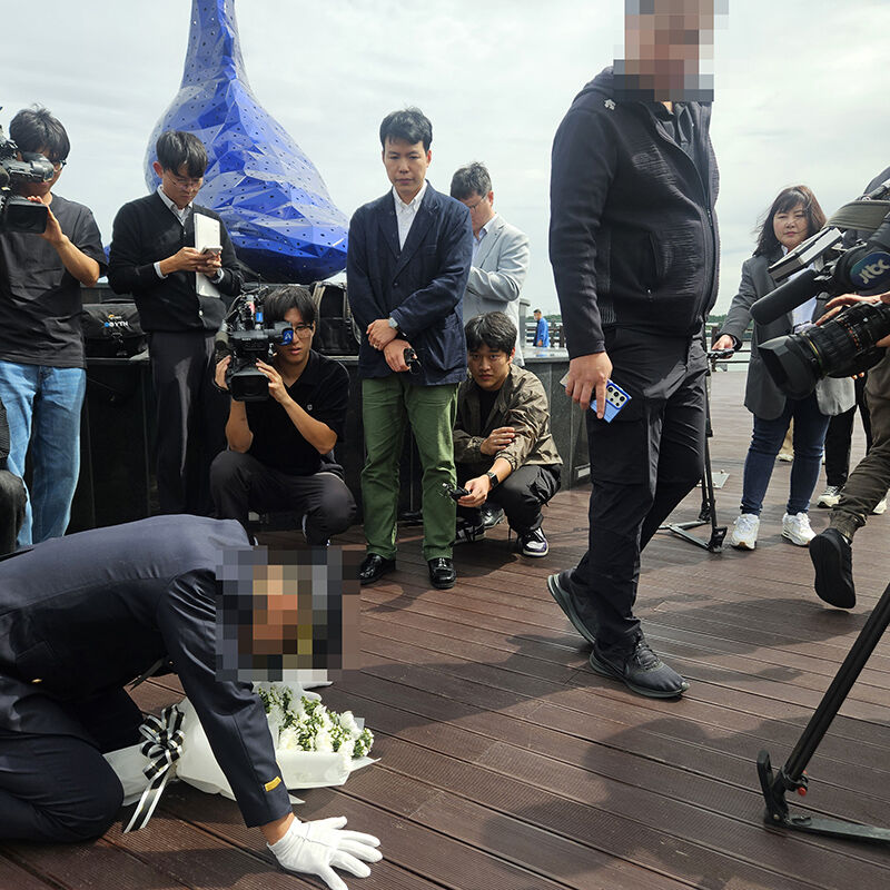 갯벌 고립자를 구하다 순직한 해양경찰관 이재석 경사의 유족에게 22일 파출소 당직 팀장이 사죄하고 있다. (사진=연합뉴스)