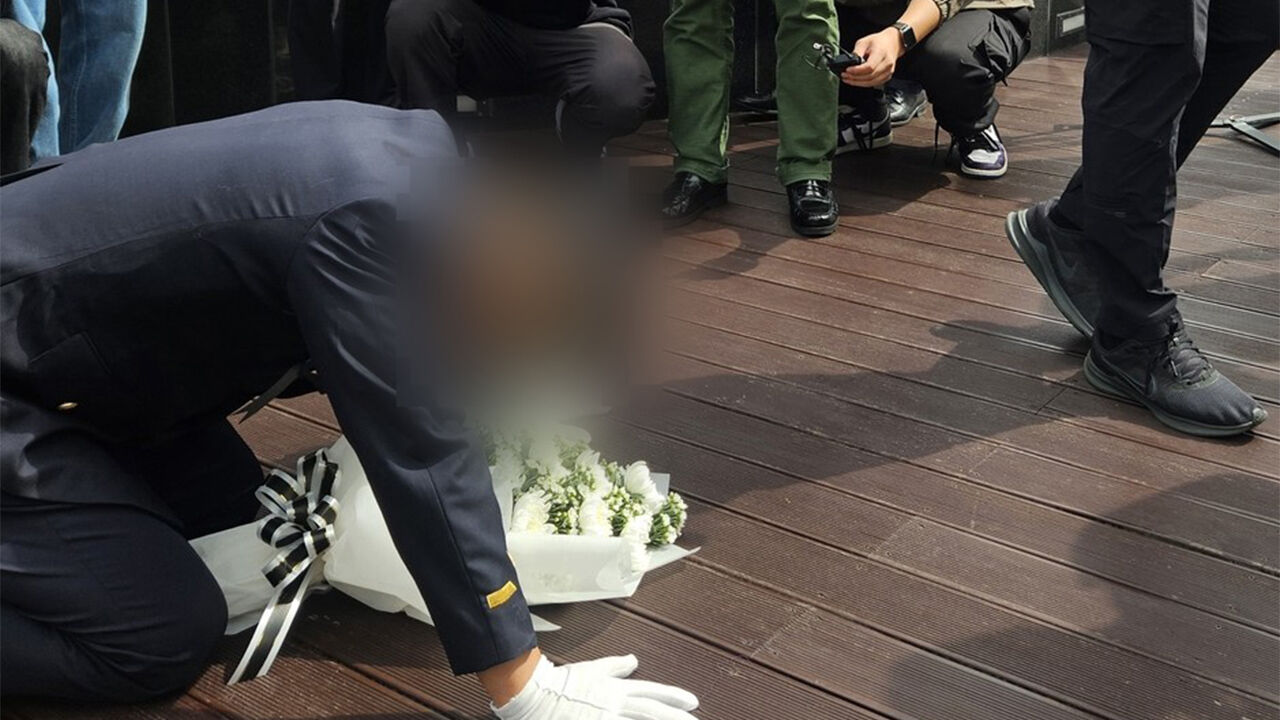 무릎 꿇은 순직 해경 파출소 당직 팀장 "지켜주지 못해 죄송"