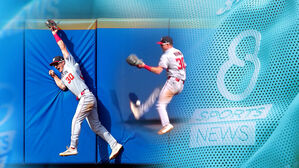 발로 차서 잡았다…"올해 최고의 수비"