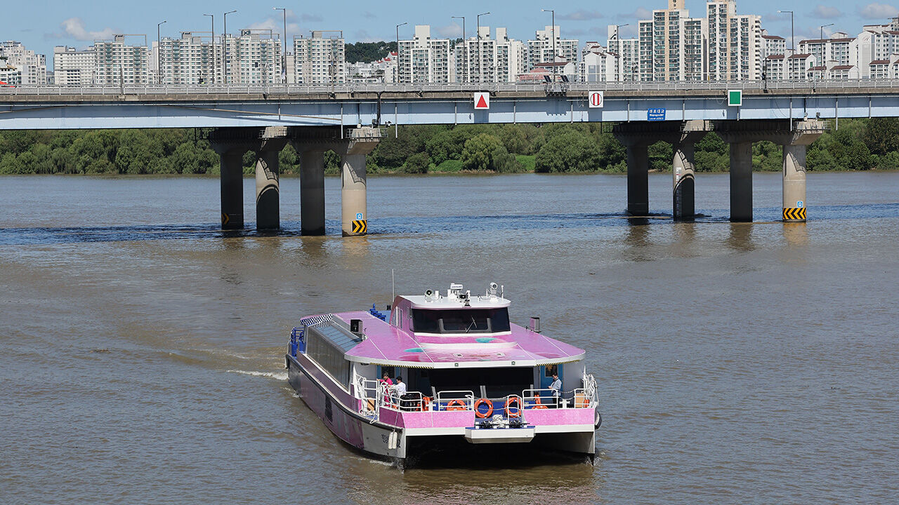한강버스 운항 나흘 만에 고장 2건…퇴근길 시민 불편