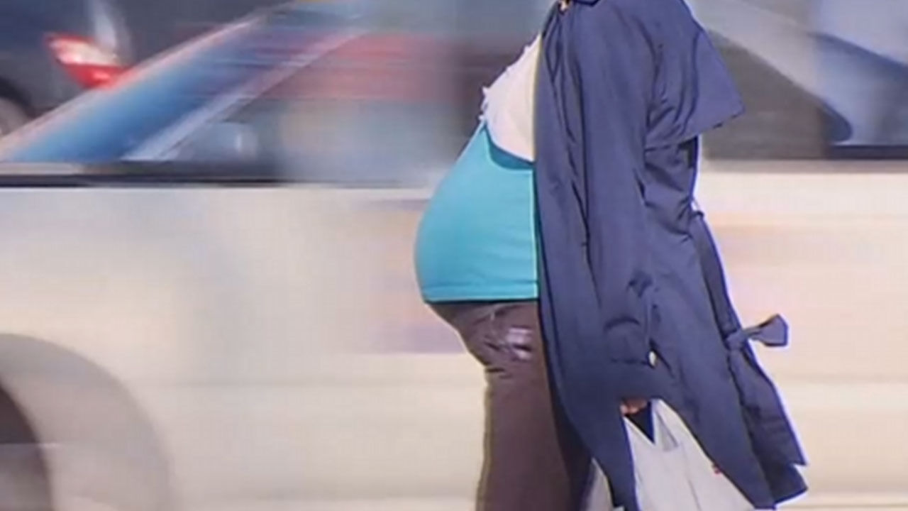 10명 중 4명 "여성이 원하면 언제든 임신중절 할 수 있어야"