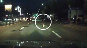 트렁크 열고 비상등…찻길 한복판 둔기 든 남성 정체