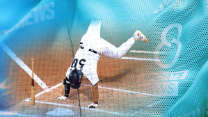 절묘하게 피한 몸쪽 공…'물구나무 묘기'