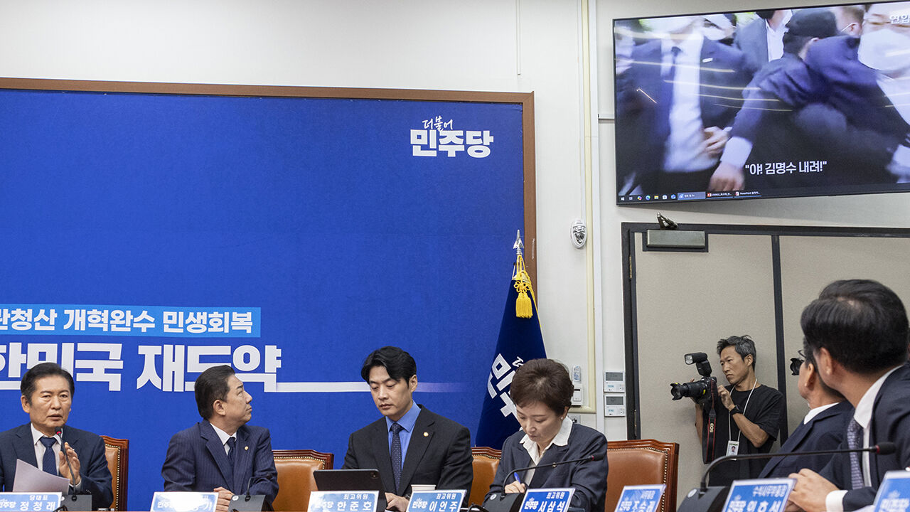 더불어민주당 지도부들이 24일 국회에서 열린 최고위원회의에서 4년 전 국민의힘 의원들이 당시 김명수 대법원장 사퇴를 촉구하며 대법원 앞에서 벌인 시위 장면을 지켜보고 있다.