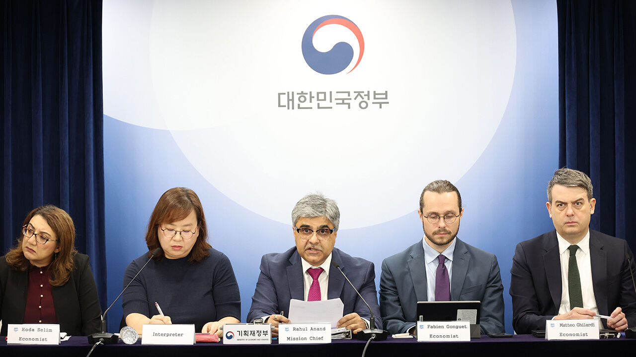 라훌 아난드 IMF 한국 미션단장이 24일 정부서울청사에서 2025년 IMF 연례협의 결과 브리핑을 하고 있다. (사진=연합뉴스)