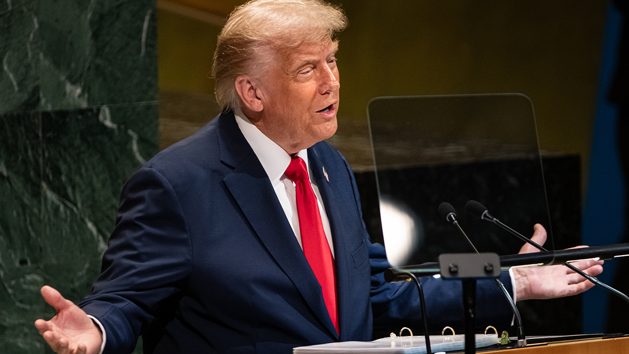 트럼프 유엔총회 연설에 각국 대표단 침묵… 마가 구호 모음집 