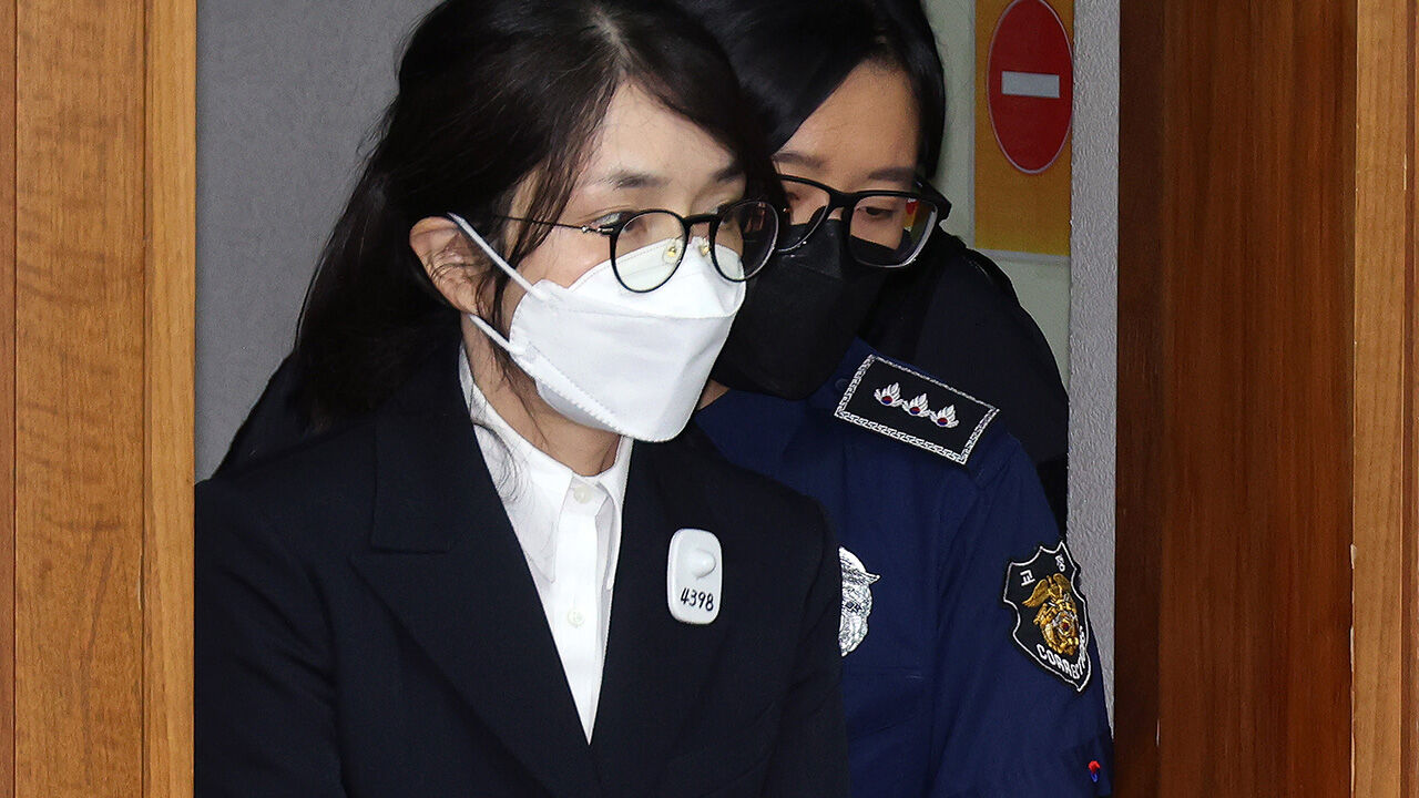 김건희가 24일 오후 서울중앙지방법원에서 열린 첫 재판에 출석하고 있다. (사진=연합뉴스)