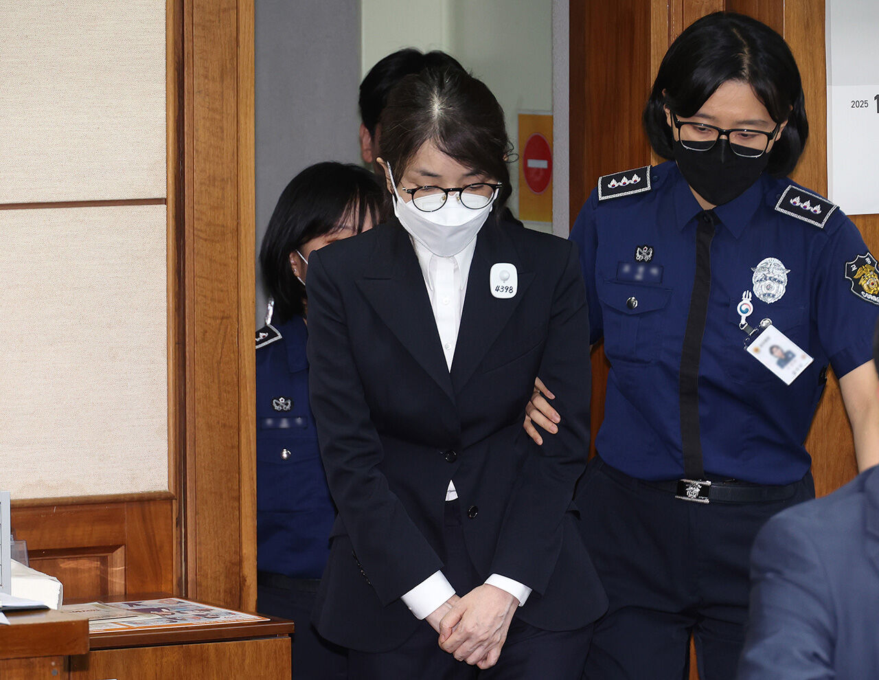 김건희가 24일 오후 서울중앙지방법원에서 열린 첫 재판에 출석하고 있다.