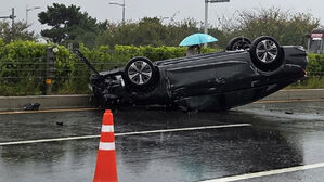 영종도서 추돌 사고로 승용차 전복&hellip;1명 부상