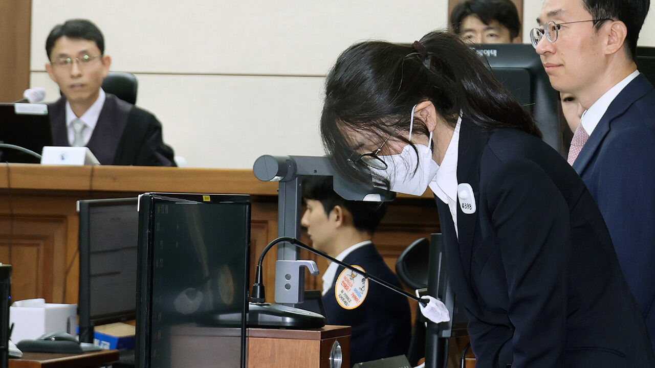 검은 정장에 수용번호 '4398' 단 김건희…직업 묻자 "무직입니다"