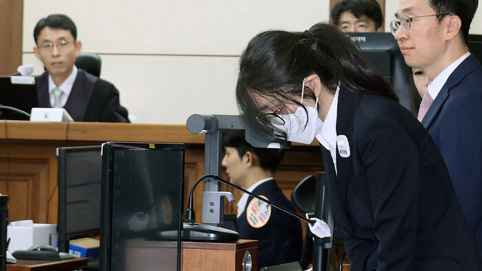 김건희가 24일 서울 서초구 서울중앙지법에서 열린 첫 재판에 출석해 고개를 숙이고 있다. (사진=연합뉴스)