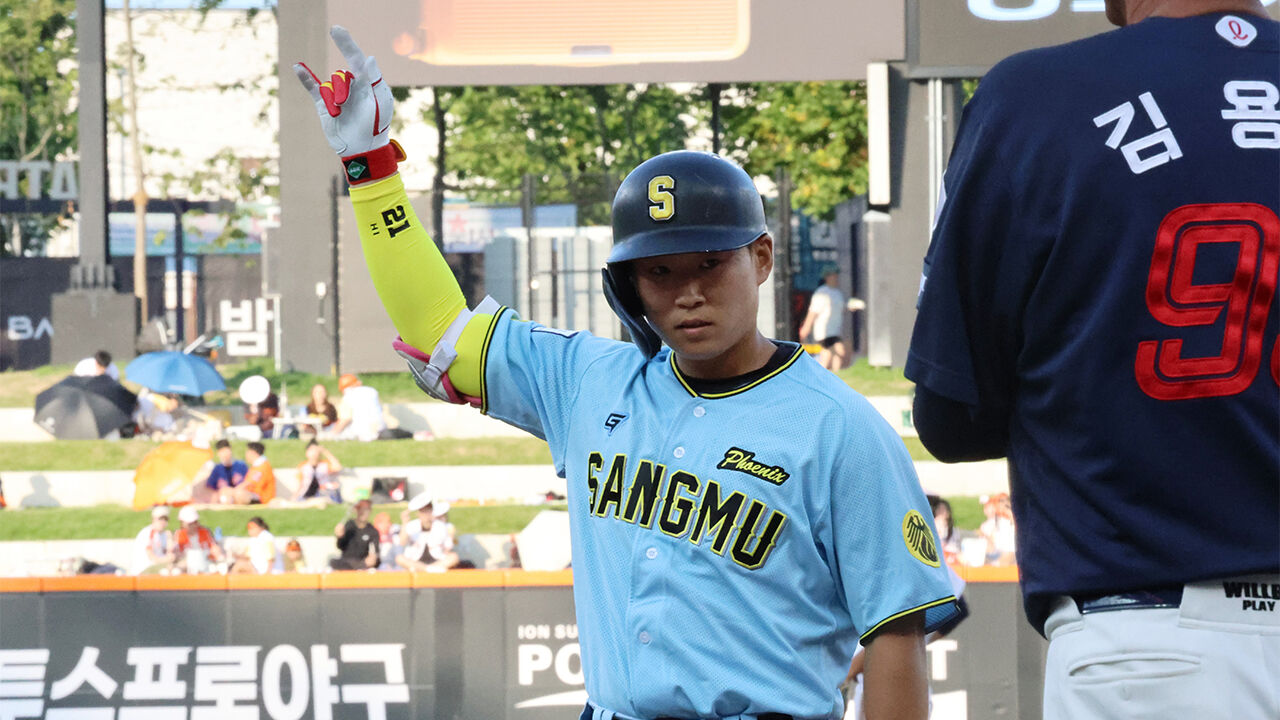 지난 7월 11일 대전 한화생명볼파크에서 열린 '2025 KBO 퓨처스 올스타전' 북부 올스타와 남부 올스타의 경기에서 류현인이 1루타를 치고 기뻐하고 있다.