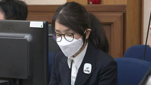 [여담야담] 검은 정장·수용번호 4398…김건희 첫 재판 출석