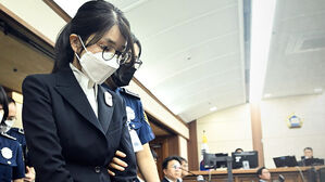 수용번호 배지 달고 출석 "무직입니다"…재판 시작하자