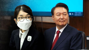 "모든 공판에 출석"…김건희, 윤과는 다른 전략 이유는?