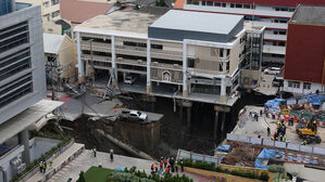 태국 방콕 폭 30여m 거대 싱크홀 발생…주민 대피