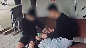 엿듣고 "전화 한 통만"&hellip;"휠체어 못 따라와" 돈 슬쩍
