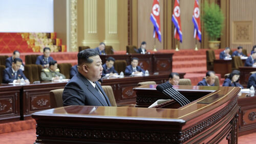 최고인민회의에서 연설하는 김정은
