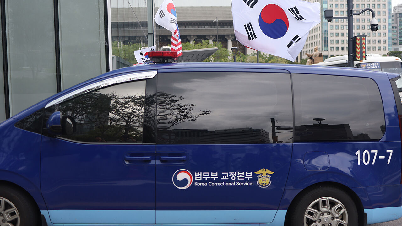 김건희 여사가 탑승한 호송차가 25일 민중기 특별검사팀 사무실이 마련된 서울 종로구 KT광화문빌딩으로 들어가고 있다.