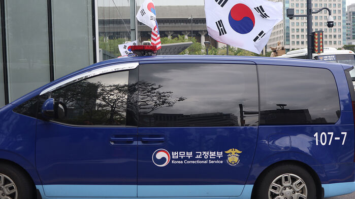 김건희 여사가 탑승한 호송차가 25일 민중기 특별검사팀 사무실이 마련된 서울 종로구 KT광화문빌딩으로 들어가고 있다. (사진=연합뉴스)