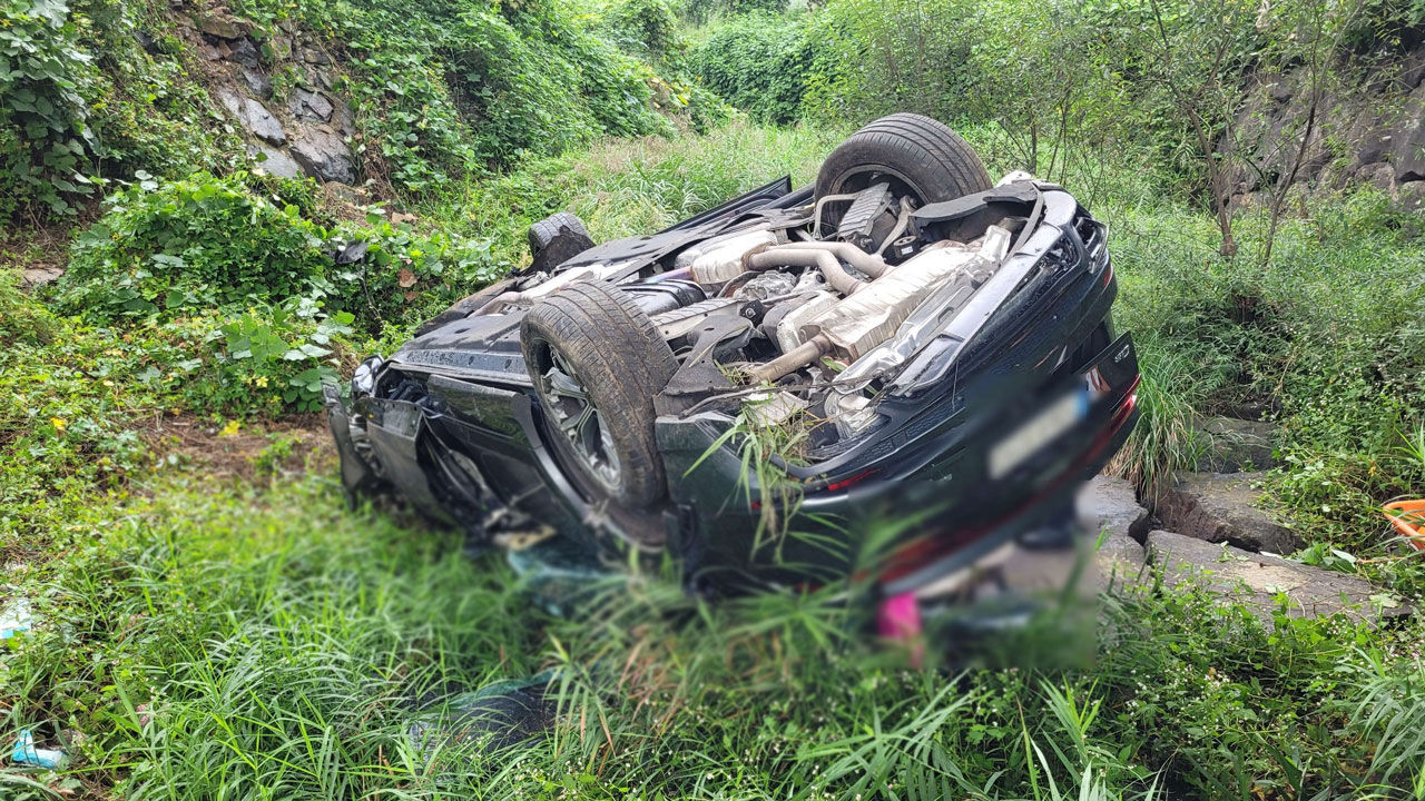 부산서 SUV 가드레일 뚫고 6m 아래로 추락…2명 숨져