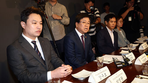 최교진 부총리 겸 교육부 장관(왼쪽 두번째)이 24일 서울 영등포구의 한 식당에서 열린 교육부-교원단체 오찬 간담회에서 발언하고 있다.