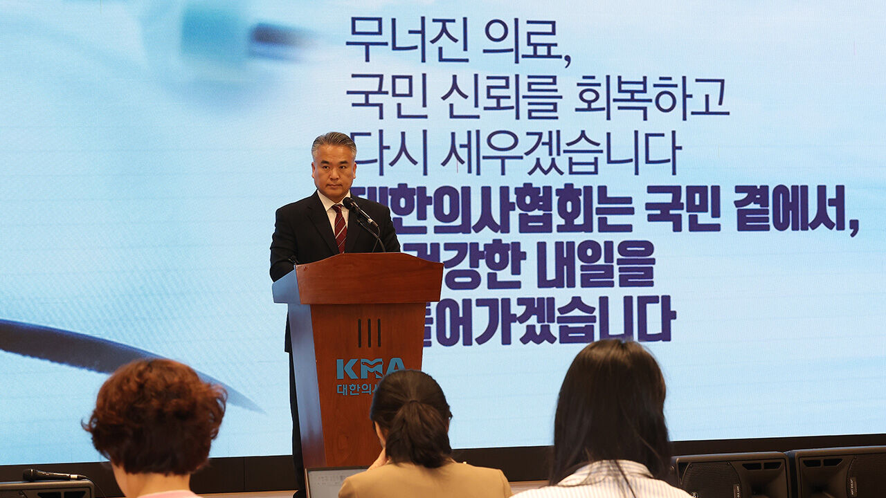 의협 "'의료 대란' 책임, 윤석열·조규홍 등 법적 책임 물을 것"