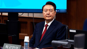 윤 '체포 방해 혐의' 첫 재판 중계…두 달 만에 모습 공개