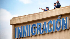 '반 이민국' 총격 사건…트럼프 "좌파 단체 해체시킬 것"