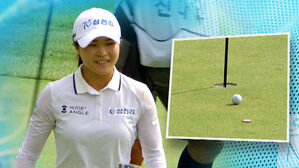 마커 맞고 '쏙'…행운의 버디!