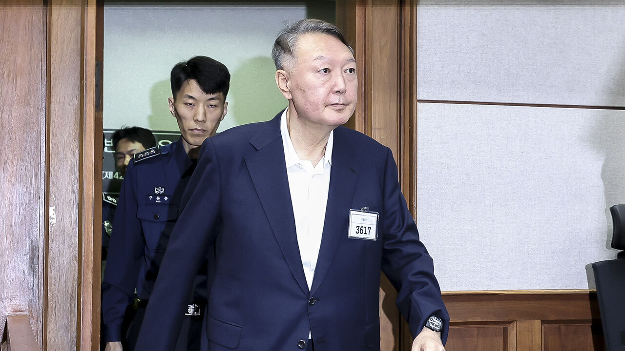 윤석열, '특검 추가 기소' 첫 재판 출석…수용번호 3617 배지 착용
