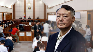 흰머리에 살 빠진 모습&hellip;'건강 악화' 두고 보석심문 공방