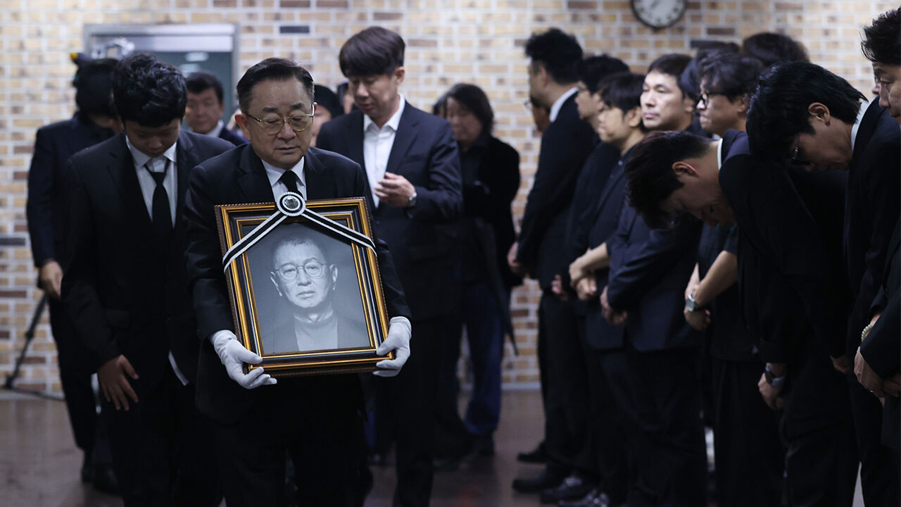 '코미디 대부' 전유성 영면…"무대 위 혁신가이자 무대 뒤 스승"