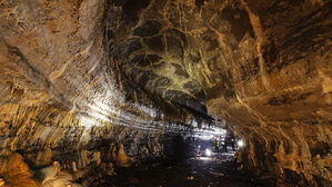 "용암동굴에 찬란한 석회종유석" 제주 용천동굴 20년 만에 공개